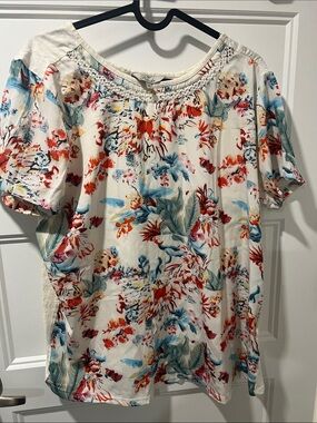 Crochet-Yoke Floral Short Sleeve Top - White with Multicolor Floral
